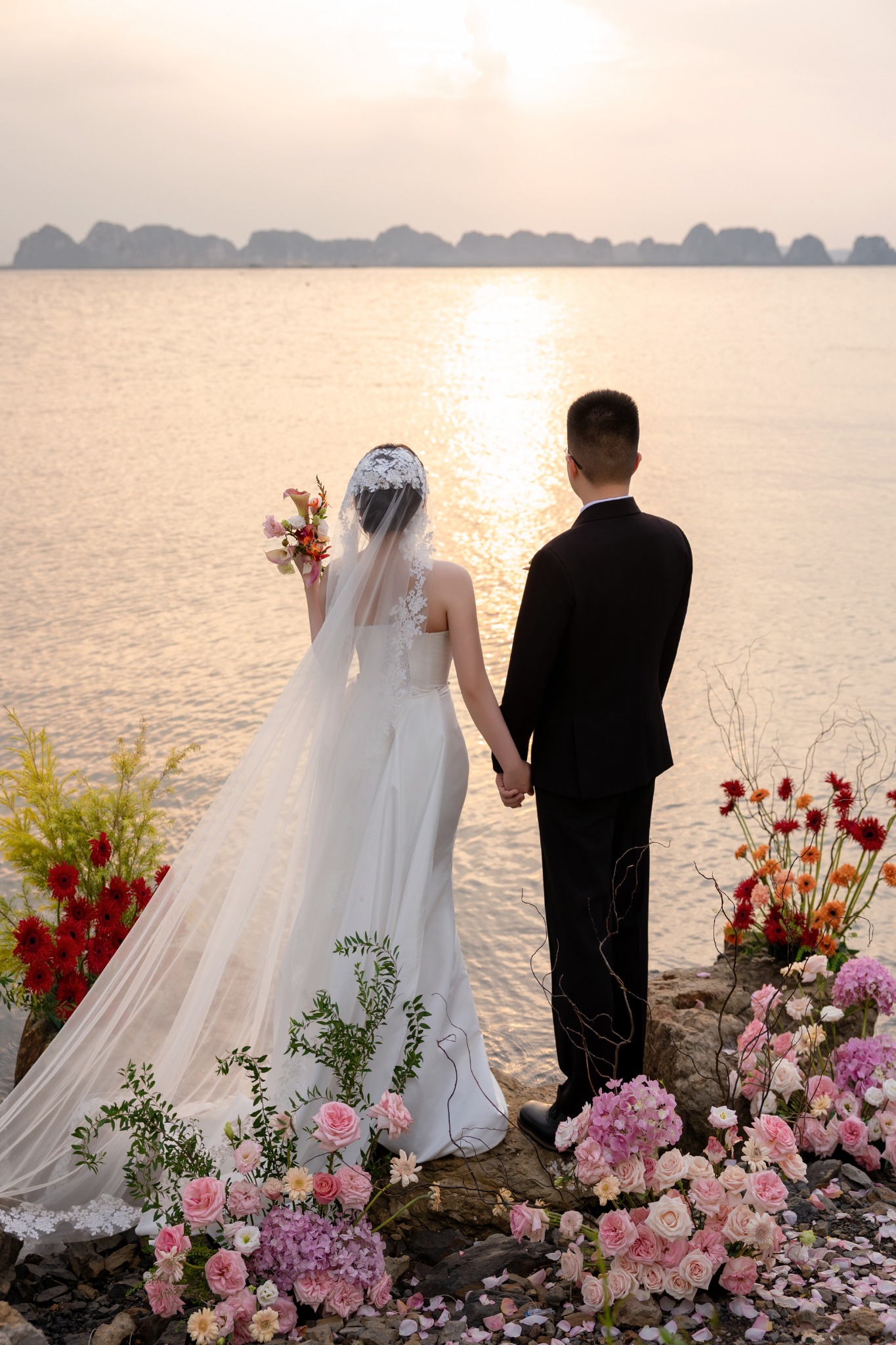 Cô dâu chú rể bên biển