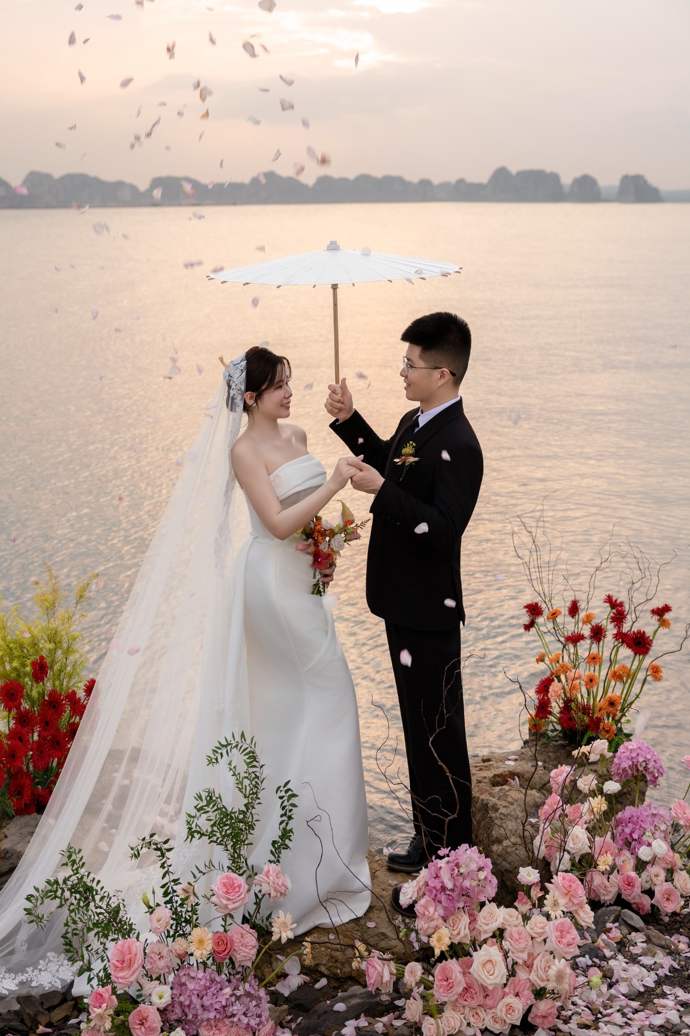 Cô dâu chú rể cùng cánh hoa